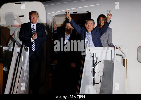 (180510) -- WASHINGTON, D.C., le 10 mai 2018 (Xinhua) -- Le président américain Donald Trump (1re L), son épouse Melania Trump (1e R) bienvenue Kim Dong-chul, Kim Hak-chanson et Tony Kim retour à l'United States at Joint Base Andrews à Washington, DC, États-Unis, le 10 mai 2018. Trois citoyens américains qui viennent d'être libérés par la République populaire démocratique de Corée (RPDC) est arrivé à Washington au début de jeudi, que les deux pays ont vu leurs liens se réchauffer au cours des dernières semaines. Les trois détenus, nommé Kim Hak-chanson, Tony Kim, Kim Dong-chul, sont tous les citoyens américains d'origine coréenne. Ils ont été arrêtés par la RPDC Banque D'Images