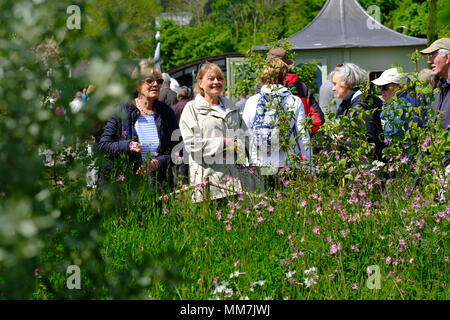 Festival du Printemps de Malvern RHS - Jeudi 10 mai 2018 - Journée d'ouverture pour cette années RHS Malvern Fête du Printemps - Les visiteurs apprécient le beau temps et les nombreux jardins afficher le premier jour du Festival de Printemps. Photo Steven Mai / Alamy Live News Banque D'Images