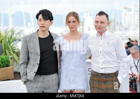 (180510) -- CANNES, Mai 10, 2018 (Xinhua) -- l'acteur allemand Teo Yoo, actrice russe Irina Starshenbaum et acteur russe Roma Zver (L à R) du film 'Summer' poser lors d'un photocall du 71e Festival International du Film de Cannes à Cannes, France le 10 mai 2018. (Xinhua/Chen Yichen)(HR) Banque D'Images