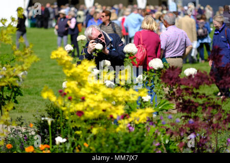 Festival du Printemps de Malvern RHS - Jeudi 10 mai 2018 - Journée d'ouverture pour cette années RHS Malvern Fête du Printemps - Les visiteurs apprécient le beau temps et les nombreux jardins afficher le premier jour du Festival de Printemps. Photo Steven Mai / Alamy Live News Banque D'Images