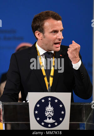 10 mai 2018, l'Allemagne, Aix-la-Chapelle : le président français Emmanuel Macron parlant après avoir reçu le prix Charlemagne. Le président français est, pour son service à l'unité européenne, qui reçoit le prix international de Charlemgane. Photo : Ina Fassbender/dpa dpa : Crédit photo alliance/Alamy Live News Banque D'Images