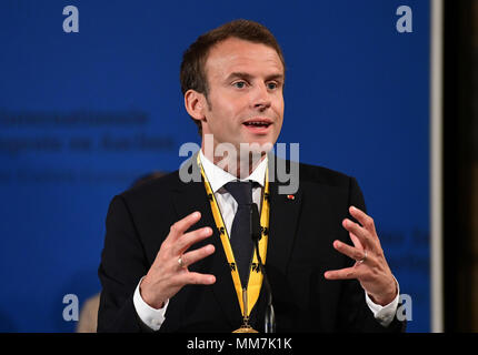 10 mai 2018, l'Allemagne, Aix-la-Chapelle : le président français Emmanuel Macron parlant après avoir reçu le prix Charlemagne. Le président français est, pour son service à l'unité européenne, qui reçoit le prix international de Charlemgane. Photo : Ina Fassbender/dpa dpa : Crédit photo alliance/Alamy Live News Banque D'Images