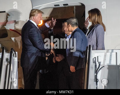 Joint Base Andrews, dans le Maryland, USA. 10 mai, 2018. Le Président des Etats-Unis, Donald J. Trump se félicite Kim Dong Chul Kim Hak, chanson et Tony Kim Retour à la nous à Joint Base Andrews dans le Maryland le jeudi 10 mai, 2018. Les trois hommes ont été emprisonnés en Corée du Nord pour des périodes allant de un à deux ans. Dpa : Crédit photo alliance/Alamy Live News Banque D'Images