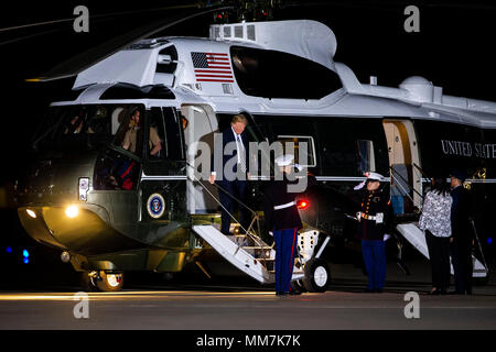 Le Président américain Donald Trump arrive à bord d'un marin, d'accueillir les détenus américains avant leur arrivée en provenance de la Corée du Nord à Joint Base Andrews, dans le Maryland, aux États-Unis, le jeudi 10 mai 2018. La Corée du Nord a publié les trois citoyens américains qui avaient été arrêtés depuis deux ans, un geste de bonne volonté de l'avant d'un sommet prévu entre le Président Donald Trump et Kim Jong Un qui devrait dans les semaines à venir. Crédit : Al Drago/piscine par CNP /MediaPunch Banque D'Images