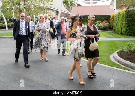 Boodles Fête de Mai, journée courses Chester chers. Chester, Royaume-Uni. 10 mai 2018. Mesdames jour obtient en cours dans un cadre raffiné au deuxième jour de la Fête de Mai Boodles à l'hippodrome de Chester. La bonne humeur et la mode fine étaient à l'ordre du jour comme racegoers affluaient dans de ce fabuleux événement sur le calendrier des courses de chevaux dans la belle ville de Chester. Credit : Cernan Elias/Alamy Live News Banque D'Images