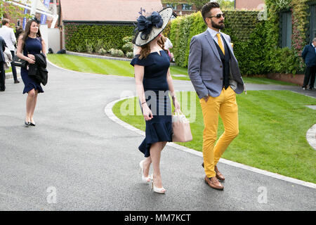 Boodles Fête de Mai, journée courses Chester chers. Chester, Royaume-Uni. 10 mai 2018. Mesdames jour obtient en cours dans un cadre raffiné au deuxième jour de la Fête de Mai Boodles à l'hippodrome de Chester. La bonne humeur et la mode fine étaient à l'ordre du jour comme racegoers affluaient dans de ce fabuleux événement sur le calendrier des courses de chevaux dans la belle ville de Chester. Credit : Cernan Elias/Alamy Live News Banque D'Images