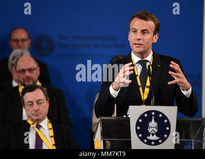 10 mai 2018, l'Allemagne, Aix-la-Chapelle : le président français Emmanuel Macron parlant après avoir reçu le prix Charlemagne. Le président français est, pour son service à l'unité européenne, qui reçoit le prix international de Charlemgane. Photo : Ina Fassbender/dpa dpa : Crédit photo alliance/Alamy Live News Banque D'Images