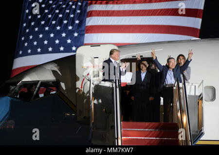 Le Président américain Donald Trump et la Première Dame Melania Trump Bienvenue accueil trois Américains détenus libérés par la Corée du Nord à l'arrivée à Joint Base Andrews le 10 mai 2018 à Clinton, Maryland. Les trois : Kim Dong-chul, Tony Kim et Kim Hak-chanson publié comme un geste de bonne volonté avant la réunion prévue entre Trump et le dirigeant nord-coréen Kim Jong-un. Banque D'Images