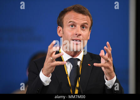 10 mai 2018, l'Allemagne, Aix-la-Chapelle : le président français Emmanuel Macron parlant après avoir reçu le prix Charlemagne. Le président français est, pour son service à l'unité européenne, qui reçoit le prix international de Charlemgane. Photo : Ina Fassbender/dpa dpa : Crédit photo alliance/Alamy Live News Banque D'Images