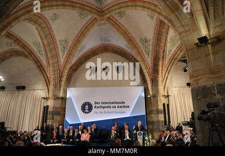 10 mai 2018, l'Allemagne, Aix-la-Chapelle : le président français Emmanuel Macron parlant après avoir reçu le prix Charlemagne. Le président français est, pour son service à l'unité européenne, qui reçoit le prix international de Charlemgane. Photo : Ina Fassbender/dpa dpa : Crédit photo alliance/Alamy Live News Banque D'Images