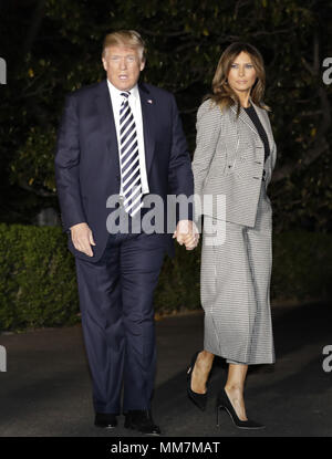 Washington, District de Columbia, Etats-Unis. 10 mai, 2018. Le Président américain Donald Trump et la Première Dame MELANIA TRUMP face aux journalistes à la Maison blanche avant de monter à bord d'un marin pour un événement à Joint Base Andrews à Washington, DC, États-Unis La Corée du Nord a publié les trois citoyens américains qui avaient été arrêtés depuis deux ans, un geste de bonne volonté de l'avant d'un sommet prévu entre Trump et Kim Jong Un qui devrait dans les semaines à venir. Crédit : Yuri Gripas/CNP/ZUMA/Alamy Fil Live News Banque D'Images