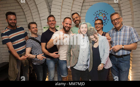 10 mai 2018, Portugal, Lisbonne : les membres de la Club de l'Eurovision l'Allemagne a pris une photo avec un stand-up de l'ESC le gagnant de l'an dernier. La finale du comité aura lieu le 12 mai 2018 à Lisbonne. Photo : Jörg Carstensen/dpa Banque D'Images