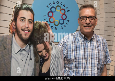 10 mai 2018, Portugal, Lisbonne : Michael Sonneck (r), Président de l'Allemagne, l'Eurovision Club a pris une photo avec un stand-up de l'ESC le gagnant de l'an dernier. La finale du comité aura lieu le 12 mai 2018 à Lisbonne. Photo : Jörg Carstensen/dpa Banque D'Images