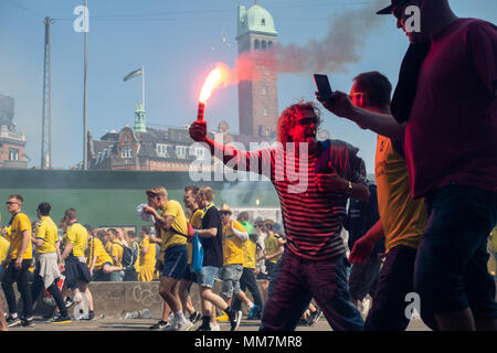 Copenhague, Danemark. Les supporters de football Brøndby IF dans l'inondation de la rue de la place de l'Hôtel de ville de Copenhague, de boire, de l'éclairage d'artifice et bloque la circulation juste avant la finale de la Coupe du Danemark. Credit : Hugh Mitton/Alamy Live News Banque D'Images