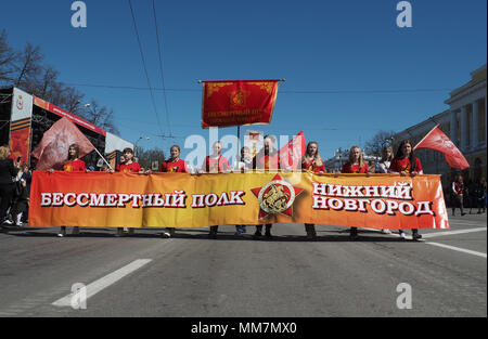 Nizhny Novgorod, Russie. 9 mai, 2018. Vu les manifestants tenant une grande banderole au cours de la marche.Des milliers de russe de Nizhny Novgoros ont participé à un régiment d'Immortelle mars pour la journée du 73 e anniversaire de la victoire contre l'Allemagne nazie pendant la Seconde Guerre mondiale, en marchant tout en portant des portraits de leurs proches qui ont combattu pendant la guerre. Credit : Aleksey Fokin SOPA/Images/ZUMA/Alamy Fil Live News Banque D'Images