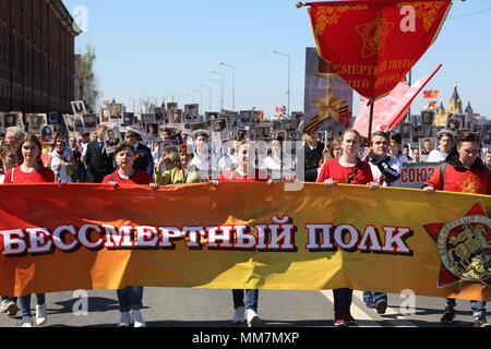 Nizhny Novgorod, Russie. 9 mai, 2018. Les manifestants vu porter de vieilles photographies des portraits de leurs proches tout en tenant une grande banderole au cours de la marche.Des milliers de russe de Nizhny Novgoros ont participé à un régiment d'Immortelle mars pour la journée du 73 e anniversaire de la victoire contre l'Allemagne nazie pendant la Seconde Guerre mondiale, en marchant tout en portant des portraits de leurs proches qui ont combattu pendant la guerre. Credit : Aleksey Fokin SOPA/Images/ZUMA/Alamy Fil Live News Banque D'Images