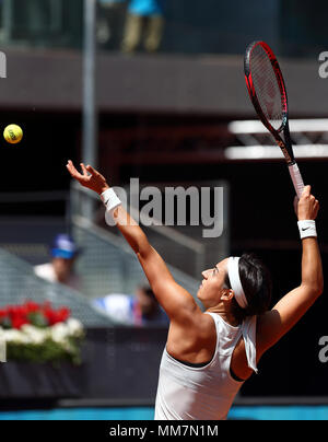 Madrid, Espagne. 10 mai 2018. Caroline Garcia de la France servent à Carla Suarez de l'Espagne pendant leur cycle de l'ATP Open de Madrid 16 match de tennis à la Caja Magica de Madrid. Credit : SOPA/Alamy Images Limited Live News Banque D'Images