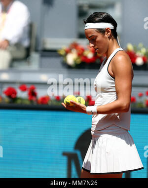 Madrid, Espagne. 10 mai 2018. Caroline Garcia de la France servent à Carla Suarez de l'Espagne pendant leur cycle de l'ATP Open de Madrid 16 match de tennis à la Caja Magica de Madrid. Credit : SOPA/Alamy Images Limited Live News Banque D'Images