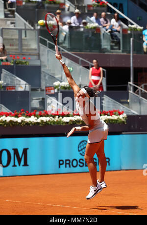 Madrid, Espagne. 10 mai 2018. Caroline Garcia de la France servent à Carla Suarez de l'Espagne pendant leur cycle de l'ATP Open de Madrid 16 match de tennis à la Caja Magica de Madrid. Credit : SOPA/Alamy Images Limited Live News Banque D'Images