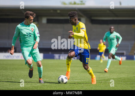 Jack Lahne (Suède) prend sur Francisco Saldanha (Portugal) au cours de la saison 2018 du Championnat des moins de 17 ans Groupe B match entre la Suède et le Portugal à Pirelli Stadium le 10 mai 2018 à Burton upon Trent, en Angleterre. (Photo : Richard Burley/phcimages.com) Banque D'Images