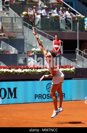 Madrid, Espagne. 10 mai, 2018. Caroline Garcia de la France servent à Carla Suarez de l'Espagne pendant leur cycle de l'ATP Open de Madrid 16 match de tennis à la Caja Magica de Madrid. Credit : Manu Haiti/SOPA Images/ZUMA/Alamy Fil Live News Banque D'Images