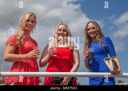 Boodles Fête de Mai, Chester Races. Chester, Royaume-Uni. 10 mai 2018. La saison sèche est en cours dans un cadre raffiné sur Mesdames journée au Boodles Festival Mai à l'hippodrome de Chester. La bonne humeur et de plaisir fashions étaient à l'ordre du jour que les gens affluaient dans de ce fabuleux événement sur le calendrier des courses de chevaux. /AlamyLiveNews MediaWorldImages Crédit : Banque D'Images