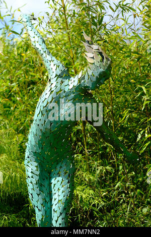 Malvern, Royaume-Uni. Festival du Printemps de Malvern RHS - Jeudi 10 mai 2018 - Journée d'ouverture pour cette années RHS Malvern Spring Festival - Le salon jardins comprennent l'esprit de la forêt par Peter Dowle qui dispose de cette sculpture en bronze intitulée sylphide par le sculpteur Simon pivot. Esprit de la forêt a gagné le meilleur prix de construction à RHS Malvern. Photo Steven Mai / Alamy Live News Banque D'Images