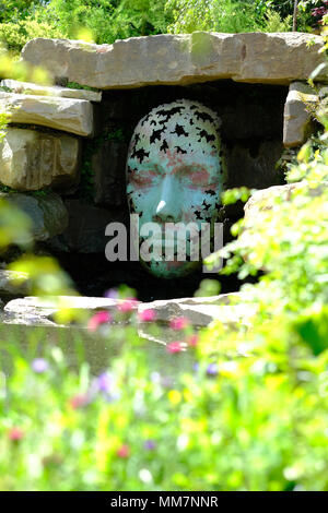 Festival du Printemps de Malvern RHS - Jeudi 10 mai 2018 - Journée d'ouverture pour cette années RHS Malvern Spring Festival - Le salon jardins comprennent l'esprit de la forêt par Peter Dowle qui dispose de cette sculpture intitulée l'esprit des feuilles par le sculpteur Simon pivot. Esprit de la forêt a gagné le meilleur prix de construction à RHS Malvern. Photo Steven Mai / Alamy Live News Banque D'Images