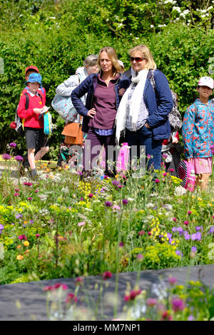 Malvern, Royaume-Uni. Festival du Printemps de Malvern RHS - Jeudi 10 mai 2018 - Journée d'ouverture pour cette années RHS Malvern Fête du Printemps - Les visiteurs apprécient le beau temps et les nombreux jardins afficher le premier jour du Festival de Printemps. Photo Steven Mai / Alamy Live News Banque D'Images