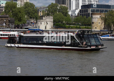 London,UK,10 mai 2018,les gens profiter du soleil sur un bateau de rivière à Londres.Larby Keith Crédit/Alamy Live News Banque D'Images