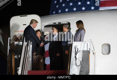 Joint Base Andrews le 10 mai 2018. Le Président américain Donald Trump se félicite de détenu libéré Tony Kim alors qu'il pas de l'avion à Joint Base Andrews le 10 mai 2018 à Clinton, Maryland. Trois détenus ont été libérés : Kim Dong-chul, Tony Kim et Kim Hak-chanson comme un geste de bonne volonté avant la réunion prévue entre Trump et le dirigeant nord-coréen Kim Jong-un. Credit : Planetpix/Alamy Live News Banque D'Images