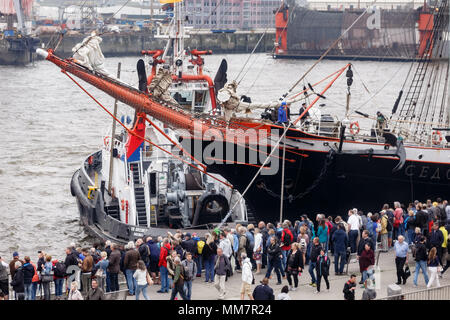 10 mai 2018, l'Allemagne, Hambourg : les visiteurs de l'inauguration de l'anniversaire de Hamburg's Harbour observer le grand voilier russe Sedov à Landungsbruecken. Environ un million de visiteurs sont attendus à la plus grande fête du port dans le monde. Les festivités se termineront le 13 mai 2018 avec une grande parade de sortie. Photo : Markus Scholz/dpa Banque D'Images