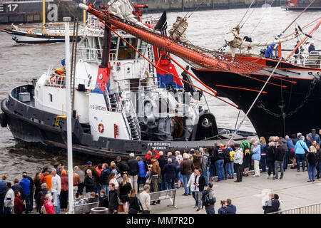 10 mai 2018, l'Allemagne, Hambourg : les visiteurs de l'inauguration de l'anniversaire de Hamburg's Harbour observer le grand voilier russe Sedov à Landungsbruecken. Environ un million de visiteurs sont attendus à la plus grande fête du port dans le monde. Les festivités se termineront le 13 mai 2018 avec une grande parade de sortie. Photo : Markus Scholz/dpa Banque D'Images