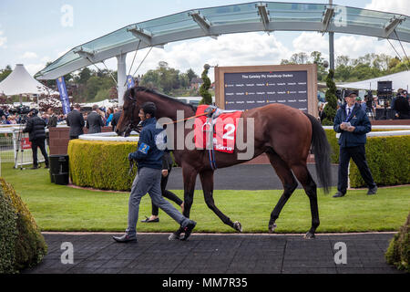 2:25 : Chester Le Chester Dee Stakes Races. Chester, Royaume-Uni. 10 mai 2018. La saison sèche est en cours dans un cadre raffiné sur Mesdames journée au Boodles Festival Mai à l'hippodrome de Chester. La bonne humeur et de plaisir fashions étaient à l'ordre du jour que les gens affluaient dans de ce fabuleux événement sur le calendrier des courses de chevaux. /AlamyLiveNews MediaWorldImages Crédit : Banque D'Images