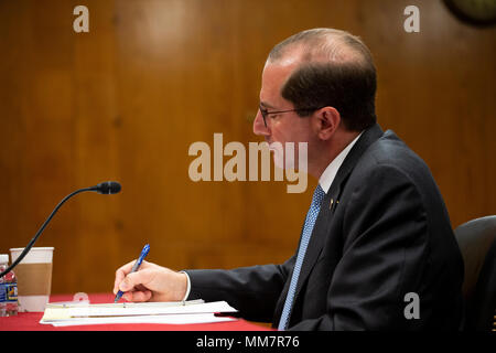 Washington, USA. 10 mai, 2018. United States Secretary of Health and Human Services Alex Azar témoigne devant le comité des crédits du Sénat au cours d'une audience sur l'année financière 2019 budget sur la colline du Capitole à Washington, DC Le 10 mai 2018. Crédit : l'accès Photo/Alamy Live News Banque D'Images