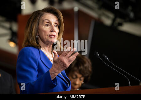 Washington, USA. 10 mai, 2018. Chambre des représentants, Nancy Pelosi, leader démocratique, le démocrate de Californie, parle au cours de sa conférence de presse hebdomadaire sur la colline du Capitole à Washington, DC Le 10 mai 2018. Crédit : l'accès Photo/Alamy Live News Banque D'Images