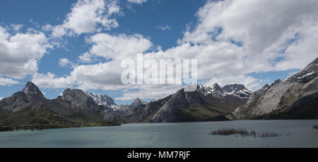 Montagnes dans les Picos de Europa dans le Nord de l'Espagne. Montre les montagnes le réservoir à l'ACOSS Riano. Riano était submergé pour former le réservoir. Banque D'Images