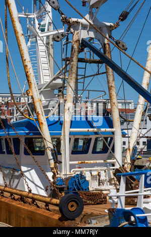 Un chalutier à quai à quai des pêcheurs de la pêche à Portsmouth Harbour sur la côte sud du Royaume-Uni. Les chalutiers et navires de pêche au chalut dans le port de Portsmouth. Banque D'Images