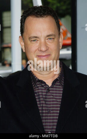 Tom Hanks arrivant à la Polar Express Première au Grauman Chinese Theatre de Los Angeles. 11/07/2004. 28-HanksTom091 Red Carpet Event, Vertical, USA, Cinéma, Célébrités, photographie, Bestof, Arts, Culture et divertissement, Célébrités Topix fashion / Vertical, Best of, événement dans la vie d'Hollywood, Californie - Tapis rouge et en backstage, USA, Cinéma, Célébrités, cinéma, télévision, Célébrités célébrités musique, photographie, Arts et culture, Bestof, divertissement, Topix headshot, vertical, une personne, à partir de l'an 2004, enquête tsuni@Gamma-USA.com Banque D'Images