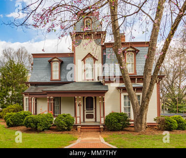 HICKORY, NC, USA-MARS 30, 2018 : l'Summie Propst House, restauré par la société repères Hickory, est vide sur un jour au début du printemps. Banque D'Images