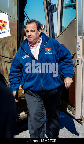 Kansas City, USA, 31 octobre 2014 Le gouverneur du New Jersey Chris Christy est entouré par les Républicains à un arrêt de bus tour campagne rally en dehors de la Kansas City Motor Speedway, à appuyer le sénateur Pat Roberts qui se présente à l'élection Banque D'Images