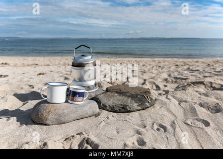 Camping sauvage sur la plage de la Baie d'Sannick, Caithness, Highlands, en Écosse. Prendre une bière. Banque D'Images