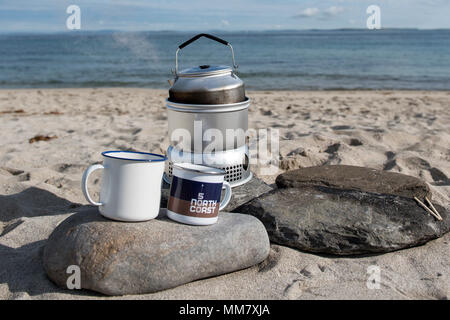 Camping sauvage sur la plage de la Baie d'Sannick, Caithness, Highlands, Scotland Banque D'Images