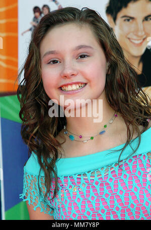 Jillian Clare arrivant à la soirée pyjama première à l'Arclight Theatre de Los Angeles. Le 27 juin 2004. ClareJillian  DooL 052 Red Carpet Event, Vertical, USA, Cinéma, Célébrités, photographie, Bestof, Arts, Culture et divertissement, Célébrités Topix fashion / Vertical, Best of, événement dans la vie d'Hollywood, Californie - Tapis rouge et en backstage, USA, Cinéma, Célébrités, cinéma, télévision, Célébrités célébrités musique, photographie, Arts et culture, Bestof, divertissement, Topix headshot, vertical, une personne, à partir de l'an 2004, enquête tsuni@Gamma-USA.com Banque D'Images