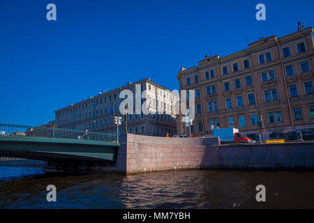 ST. PETERSBURG, Russie, 02 mai 2018 : vue extérieure du pont Anitchkov sur la Rivière Fontanka avec quelques bâtiments autour de st. Petersburg Banque D'Images