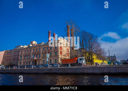 ST. PETERSBURG, Russie, 02 mai 2018 : vue extérieure du pont Anitchkov sur la Rivière Fontanka avec quelques bâtiments autour de st. Petersburg Banque D'Images