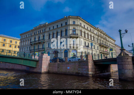 ST. PETERSBURG, Russie, 02 mai 2018 : vue extérieure du pont Anitchkov sur la Rivière Fontanka avec quelques bâtiments autour de st. Petersburg Banque D'Images