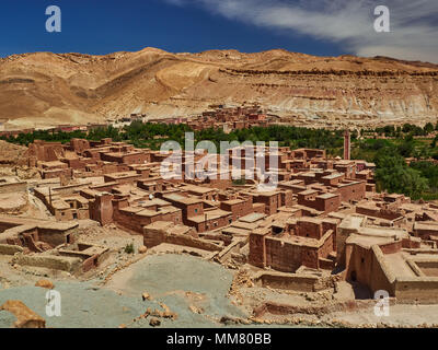 Village traditionnel marocain, les petites maisons d'argile avec des toits plats au milieu d'une vallée de montagne. Banque D'Images