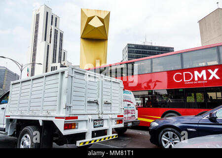 Mexico,Cuauhtemoc,Mexicain,hispanique,Paseo de la Reforma,El Caballito de Sebastian,sculpture,Enrique Carbajal,circulation de rue,camion,double dker bu Banque D'Images