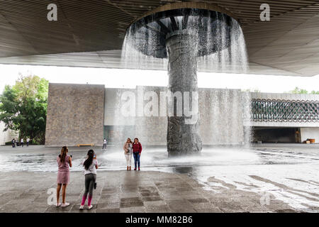 Mexico, Polanco, hispanique mexicaine, Museo Nacional de Antropologia Musée national d'anthropologie, patio central, El Paraguas, Parapluie, monumental Banque D'Images